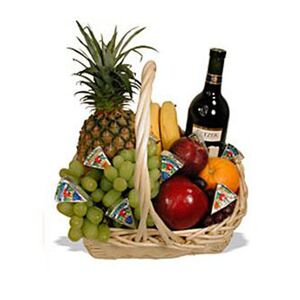 Καλάθι με φρούτα και κρασί