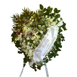 Καρδιά κηδείας με φυλλώματα και λευκά λουλούδια