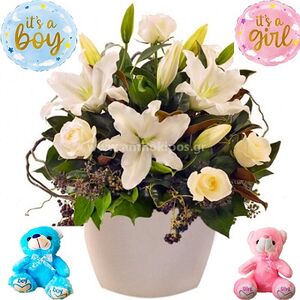 Ολόλευκη σύνθεση με φρέσκα λουλούδια, δύο μπαλόνια και δύο αρκουδάκια για δίδυμα αγόρι και κορίτσι