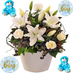 Ολόλευκη σύνθεση με φρέσκα λουλούδια, δύο μπαλόνια και δύο αρκουδάκια για νεογέννητα αγόρια