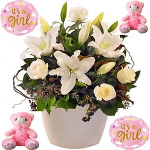 Ολόλευκη σύνθεση με φρέσκα λουλούδια, δύο μπαλόνια και δύο αρκουδάκια για νεογέννητα κορίτσια