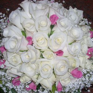 Νυφική Ανθοδέσμη με λευκά και φούξια τριαντάφυλλα