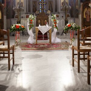 Εσωτερικός Στολισμός Γάμου με συνθέσεις και λαμπάδες με λευκά και πορτοκαλί λουλούδια