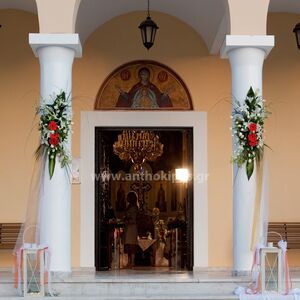 Εξωτερικός Στολισμός Γάμου με συνθέσεις λουλουδιών στις κολώνες