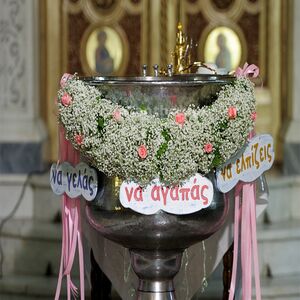 Christening for a Girl with garland of gypsofylla and roses