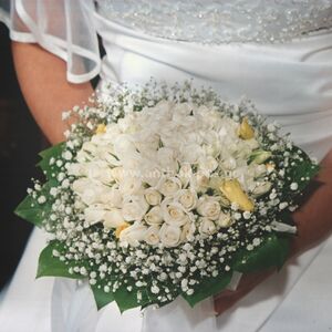 Μπουκέτο Γάμου με μικρά λευκά τριανταφυλλάκια