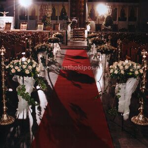 Εσωτερικός Στολισμός Γάμου με πανέμορφες συνθέσεις με σομόν τριαντάφυλλα, κισσούς και κεριά