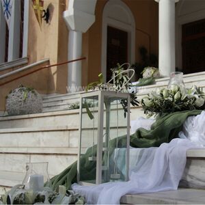 Εξωτερικός Στολισμός Γάμου με υπέροχα υφάσματα, φανάρια, μπάλες και λευκές συνθέσεις με κερί