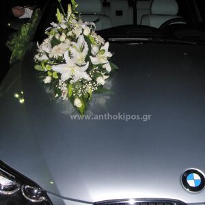 Στολισμός Αυτοκινήτου Γάμου με εντυπωσιακή λευκή σύνθεση στο καπό
