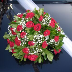 Στολισμός Αυτοκινήτου Γάμου με κόκκινα τριαντάφυλλα σε στρογγυλή σύνθεση