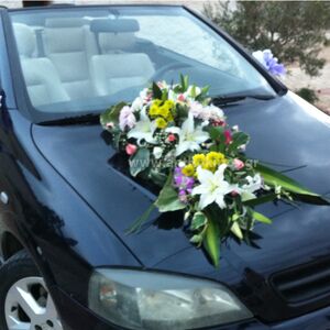 Στολισμός Αυτοκινήτου Γάμου με πολύχρωμα λουλούδια σε μια εντυπωσιακή δημιουργία