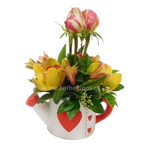 Πήλινο ποτιστήρι καρδιά με πανέμορφα λουλούδια