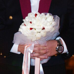 Νυφική Ανθοδέσμη με τριαντάφυλλα λευκά και και ελάχιστα κόκκινα