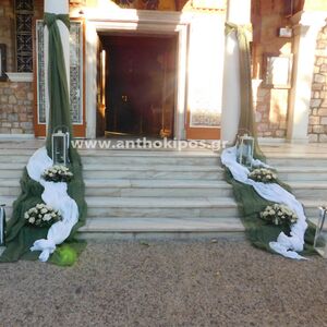 Εξωτερικός Στολισμός Γάμου με υφάσματα και συνθέσεις λουλουδιών με ελιά και λευκά τριαντάφυλλα
