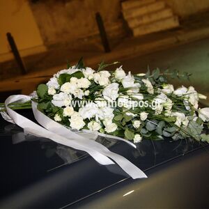 Στολισμός Αυτοκινήτου Γάμου με λευκά τριαντάφυλλα σε σχήμα ανθοδέσμης