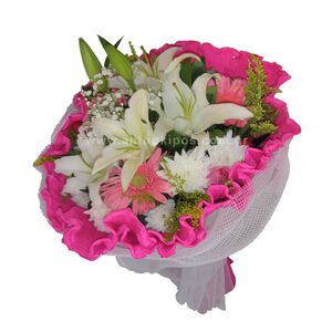 Μπουκέτο λουλουδιών σε λευκή-ρόζ απόχρωση