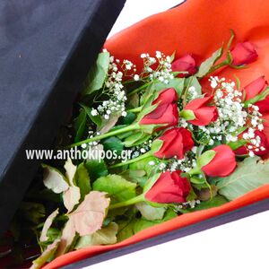 Τριαντάφυλλα κόκκινα σε μαύρο κουτί