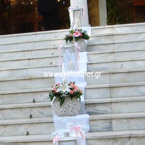 Εξωτερικός Στολισμός Γάμου με φανάρια, υφάσματα και συνθέσεις λουλουδιών