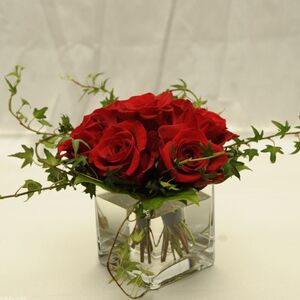 Τριαντάφυλλα κόκκινα σε γυάλινο βάζο