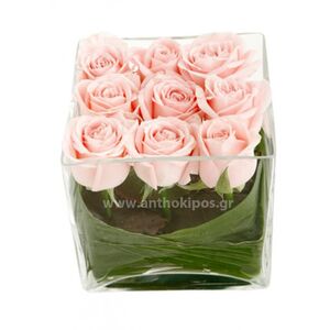 Ρόζ τριαντάφυλλα σε γυάλινο βάζο