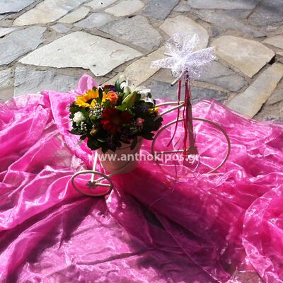 Βάπτιση για Κορίτσι με μικρό ποδήλατο συνδυασμένο με υπέροχα λουλούδια