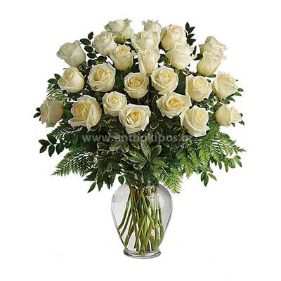 Μπουκέτο με λευκά τριαντάφυλλα σε γυάλινο βάζο
