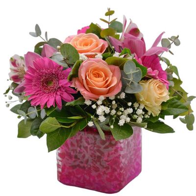 Glass cube in pink shades with fresh flowers