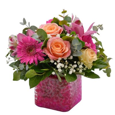 Γυάλινος κύβος σε ροζ αποχρώσεις με φρέσκα λουλούδια