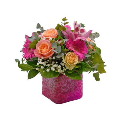Glass cube in pink shades with fresh flowers