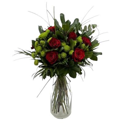 Μπουκέτο με κόκκινα τριαντάφυλλα και πράσινα χρυσάνθεμα σε βάζο