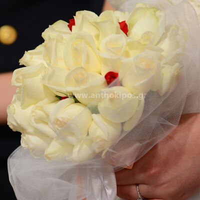 Μπουκέτο Γάμου με τριαντάφυλλα λευκά, διακριτικά κόκκινα και οργάντζα
