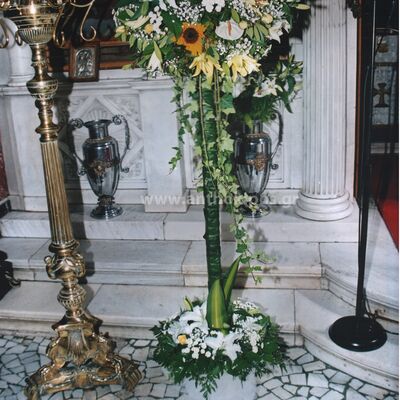 Εσωτερικός Στολισμός Γάμου με σύνθεση ιερού σε σχήμα δέντρου με φυσικά λουλούδια