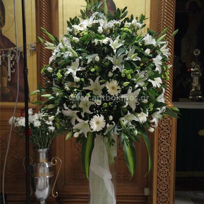 Εσωτερικός Στολισμός Γάμου με εντυπωσιακή σύνθεση με λευκά λουλούδια και μοναδικά φυλλώματα