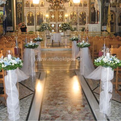 Εσωτερικός Στολισμός Γάμου με λευκά και θαλασσί λουλούδια, κεριά και υφάσματα