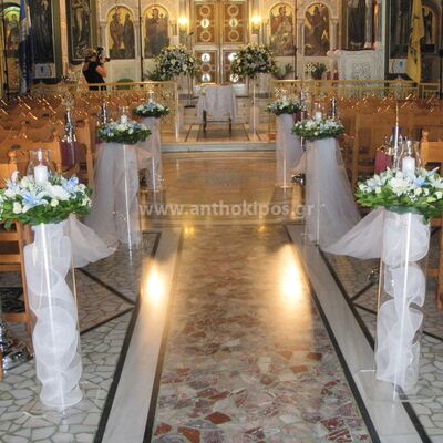 Εσωτερικός Στολισμός Γάμου με λευκά και θαλασσί λουλούδια, κεριά και υφάσματα