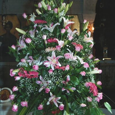 Εσωτερικός Στολισμός Γάμου με μεγάλη σύνθεση με φούξια λουλούδια