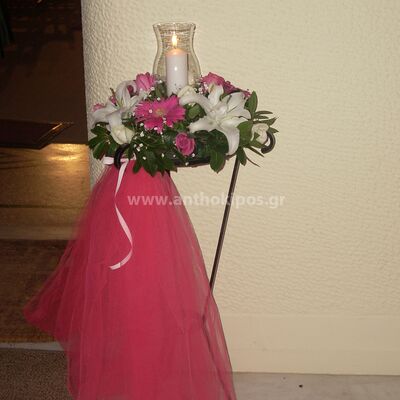 Εξωτερικός Στολισμός Γάμου με σύνθεση λουλουδιών με κερί και τούλι να πέφτει