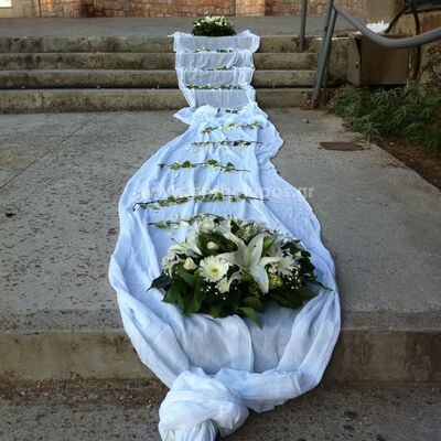 Εξωτερικός Στολισμός Γάμου φανταστικός με υφάσματα και συνθέσεις λουλουδιών