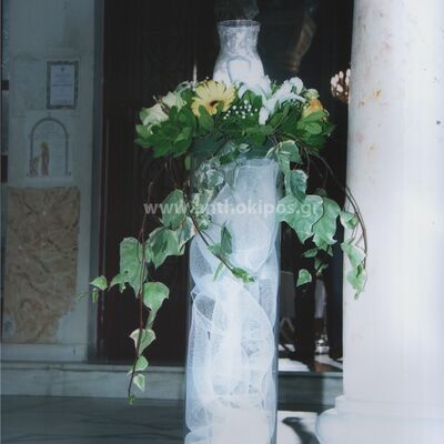 Εξωτερικός Στολισμός Γάμου με μοναδική σύνθεση λουλουδιών με κερί και κισσούς να ρέουν