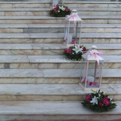 Εξωτερικός Στολισμός Γάμου με πανέμορφες συνθέσεις λουλουδιών και φανάρια