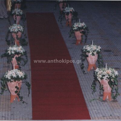 Εξωτερικός Στολισμός Γάμου με συνθέσεις λουλουδιών πάνω σε πιθάρια