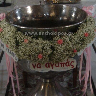 Christening for a Girl with garland of gypsofylla and roses