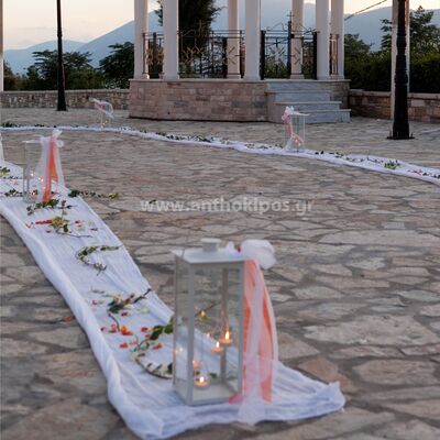 Εξωτερικός Στολισμός Γάμου με φανάρια, κεριά, υφάσματα, ροδοπέταλα και κισσούς