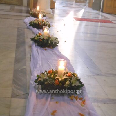 Εξωτερικός Στολισμός Γάμου με συνθέσεις λουλουδιών με κερί τοποθετημένες σε λευκά υφάσματα