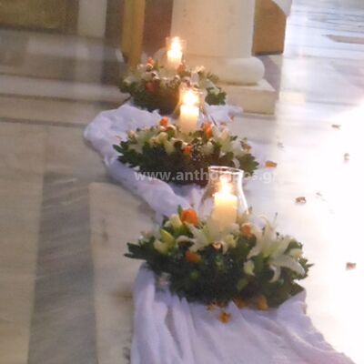 Εξωτερικός Στολισμός Γάμου με συνθέσεις λουλουδιών με κερί τοποθετημένες σε λευκά υφάσματα