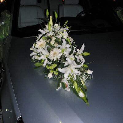 Στολισμός Αυτοκινήτου Γάμου με εντυπωσιακή λευκή σύνθεση στο καπό