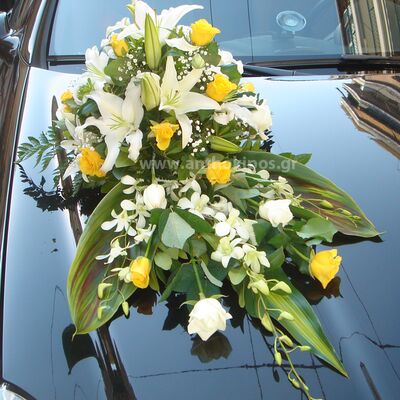 Στολισμός Αυτοκινήτου Γάμου με εντυπωσιακή σύνθεση στο καπό σε λευκές και κίτρινες αποχρώσεις