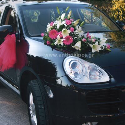 Στολισμός Αυτοκινήτου Γάμου με πανέμορφη σύνθεση με λευκά και φούξια λουλούδια