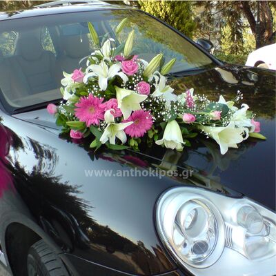 Στολισμός Αυτοκινήτου Γάμου με πανέμορφη σύνθεση με λευκά και φούξια λουλούδια