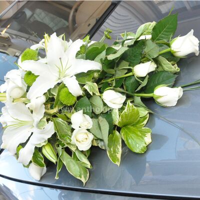 Στολισμός Αυτοκινήτου Γάμου με μια υπέροχη λευκή σύνθεση στο καπό και κορδέλες στους καθρέφτες